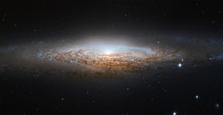la galassia di andromeda si trova a circa 30.000 anni luce dalal terra